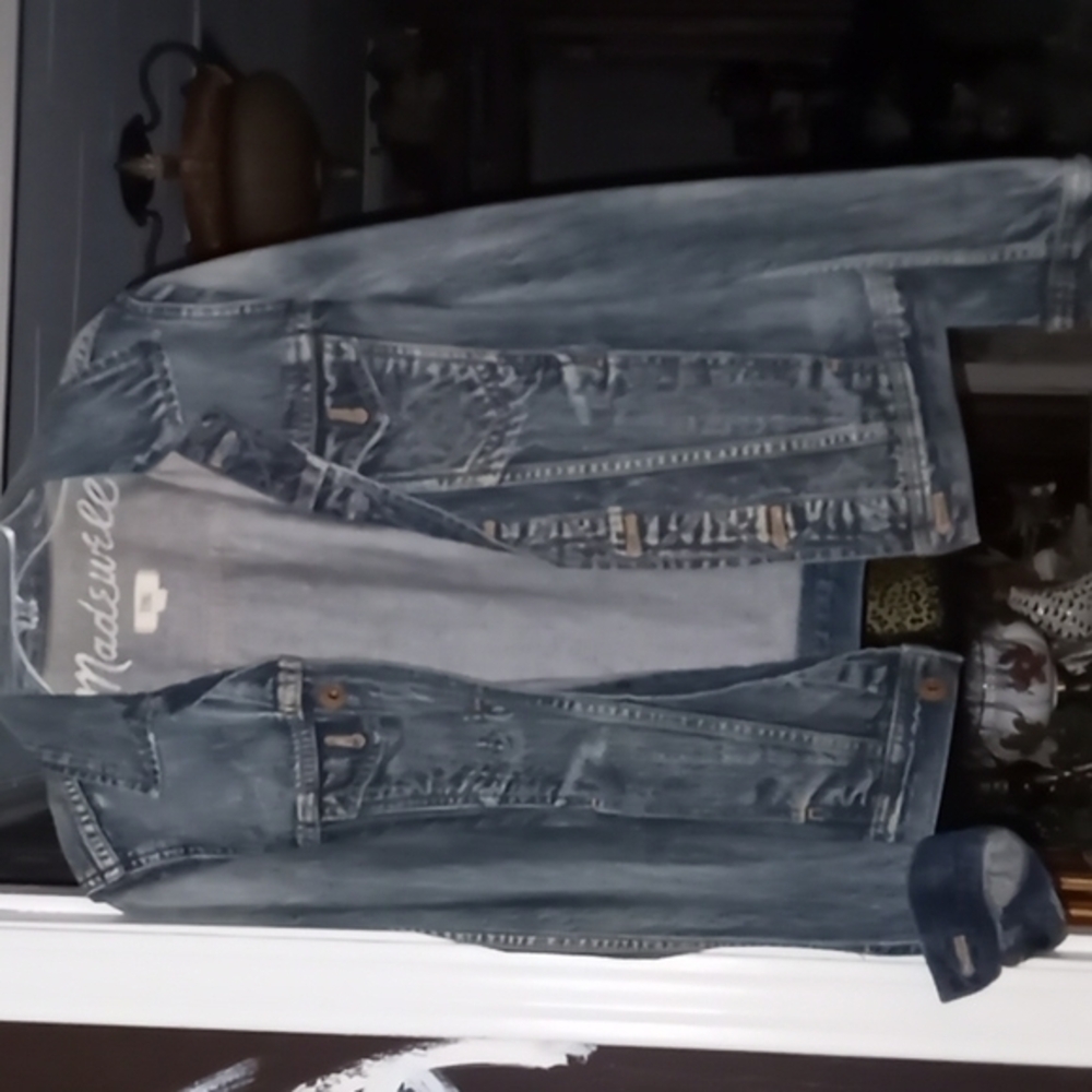 Madewell denim jacket 16” pit to pit and 20” length size - XS